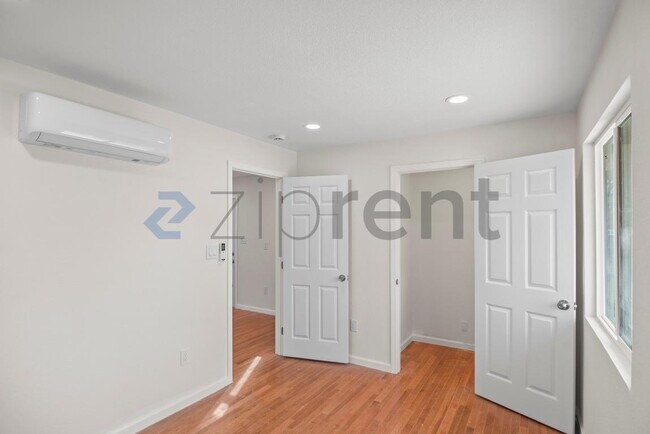 Building Photo - 4564 Angeles Ave