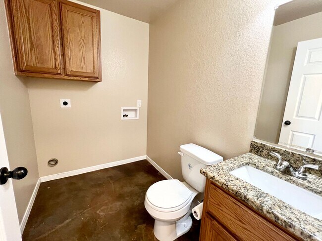 Building Photo - ~3 bedroom, 2.5 bath with balcony and priv...