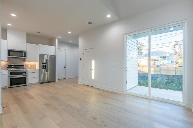 Building Photo - 2008 Canterbury St