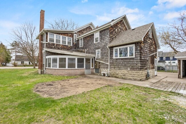Building Photo - 335 1st St