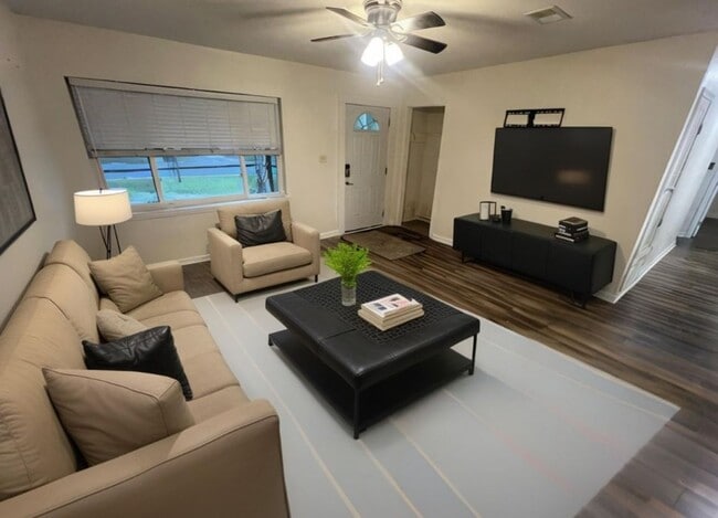 Building Photo - Charming 3 Bedroom, 1 Bath Pensacola Home available !!