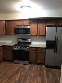 Building Photo - Amazing 4 Bedroom 2 Bath Home in South St....
