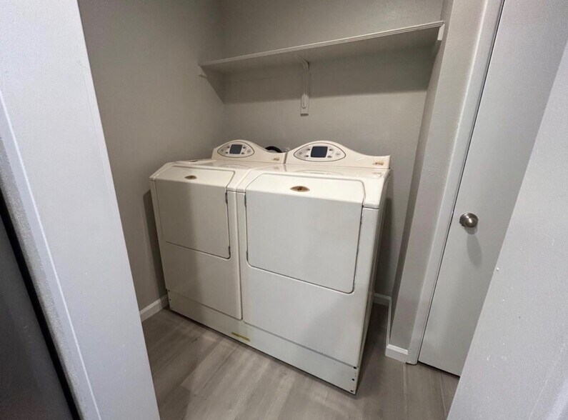 Building Photo - 5964 W Augusta Ave