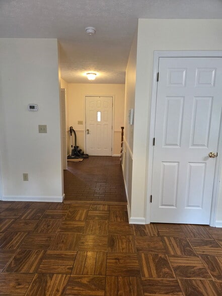 Building Photo - 305 Seminole Dr