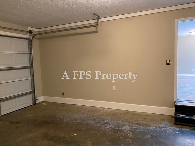 Building Photo - 184 Pine St SW