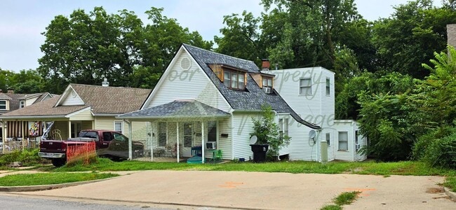 Building Photo - 1206 W Maple Ave