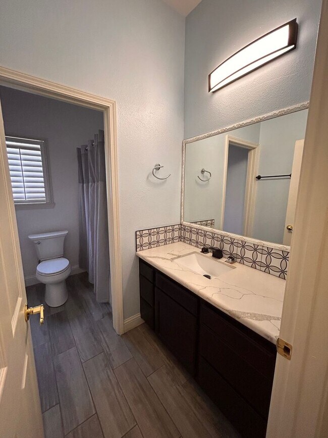 Building Photo - Beautiful Home for rent in Visalia!