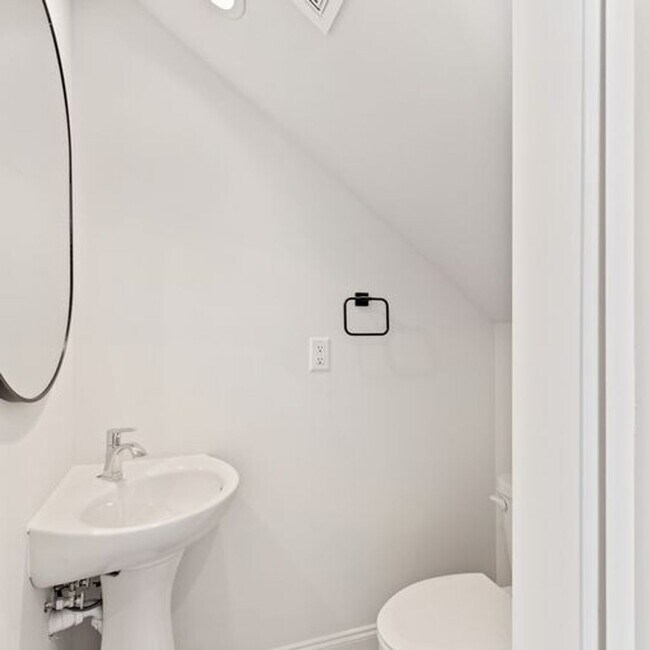 Building Photo - 1 Bed 1.5 Bath Condo Near Campus!