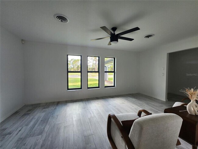 Building Photo - 900 Crestwood Rd