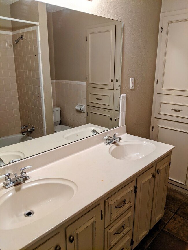 Building Photo - Central Lafayette Charmer