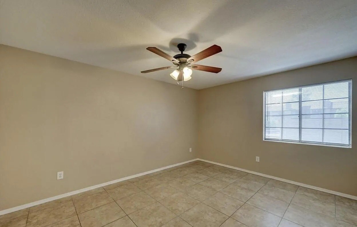 Building Photo - 533 W Guadalupe Rd