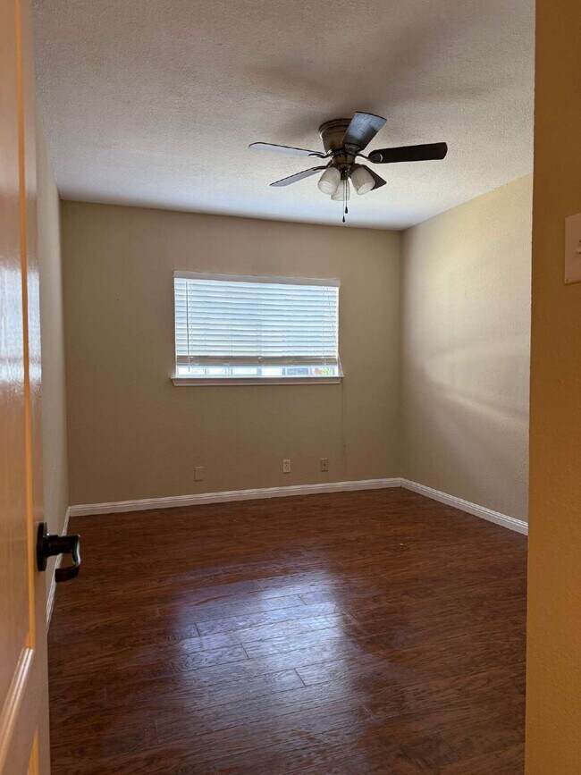 Building Photo - Beautiful Kitchen and Open Floor Plan