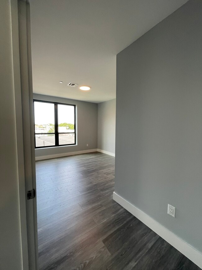 Building Photo - 365 Western Ave