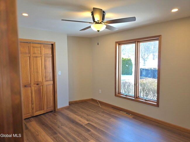 Building Photo - 7 Pineview Ct