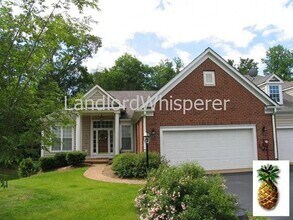 Building Photo - Lovely 2 BR, 2 Ba +den Duplex in quiet nei...
