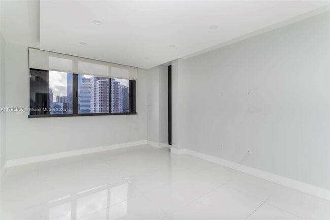 Building Photo - 540 Brickell Key Dr