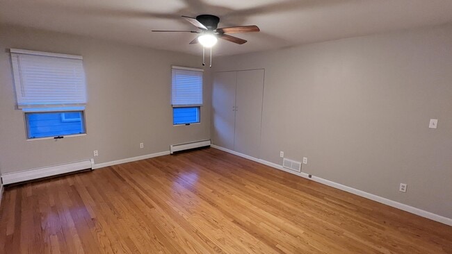 Building Photo - 5354 N Lydell Ave