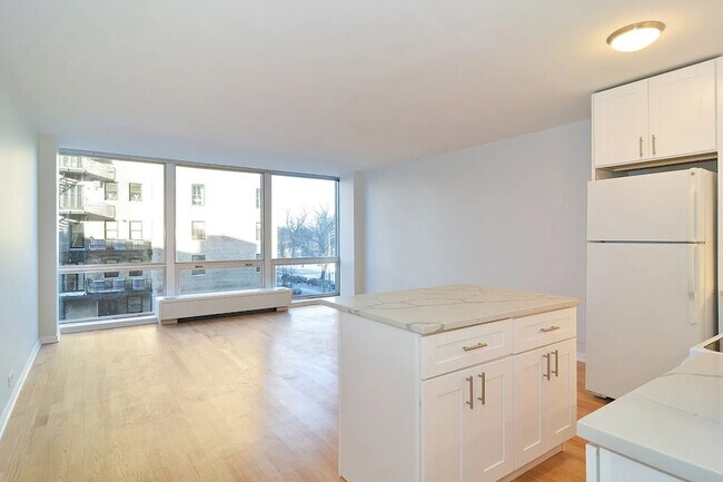 Building Photo - 2400 N Lakeview Ave