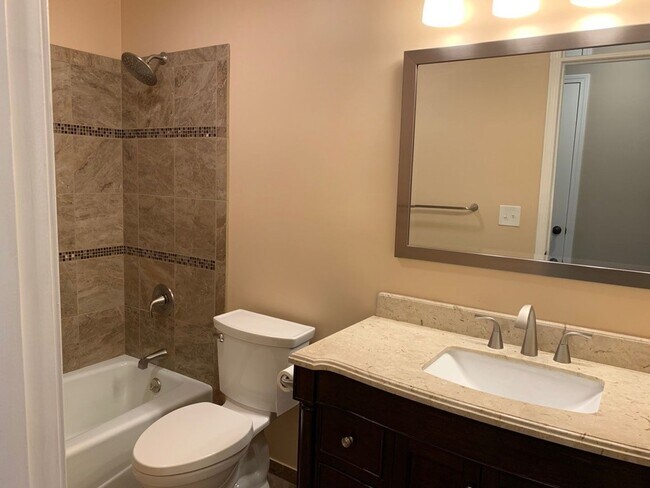 Building Photo - Large 4 Bedroom/3 Bath Home in Lee's Summit