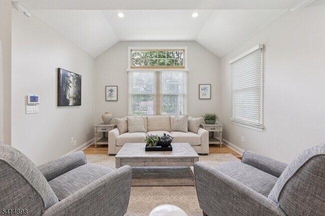 Building Photo - 5 Shores Rd