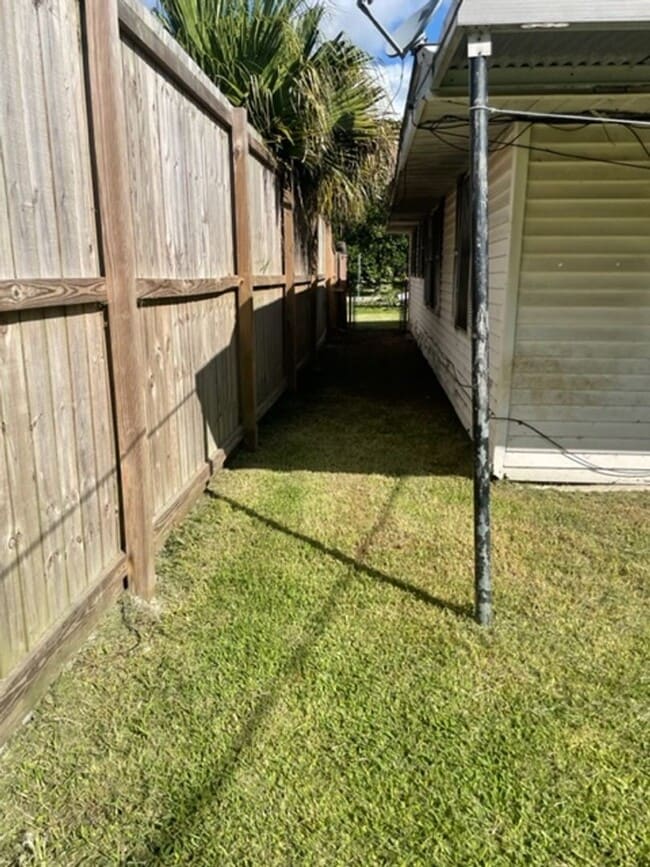 Building Photo - Mid April Move In