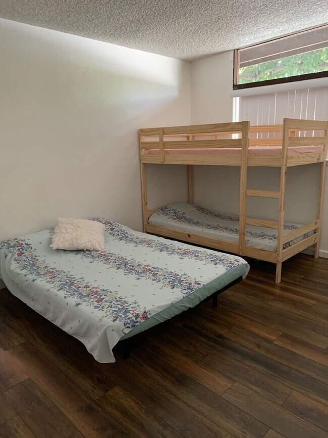 Building Photo - Beautiful 3 bedroom home in Central Davis available for fall move in!