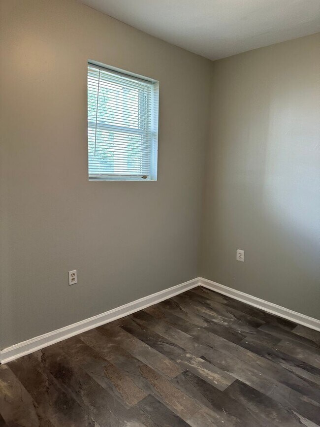 Building Photo - Spacious Home Available for Rent! W/D! Fro...