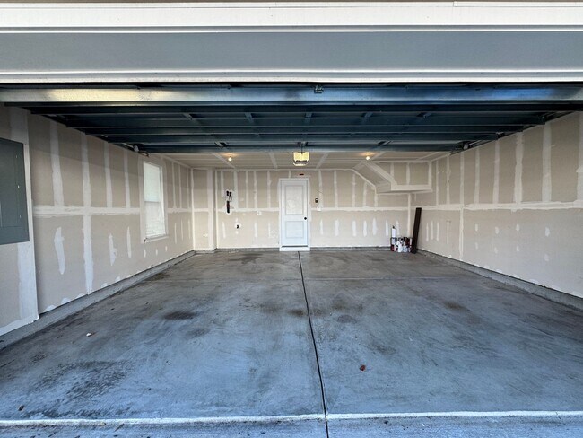 Building Photo - Available 07-08-26! Townhouse w/Garage - Pet Friendly - All Appliances Convey!