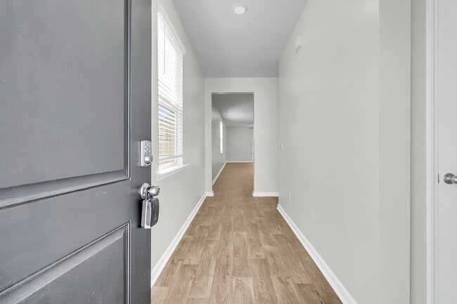 Building Photo - 3 Bedroom 2.5 Bath Located in Pine Hills i...