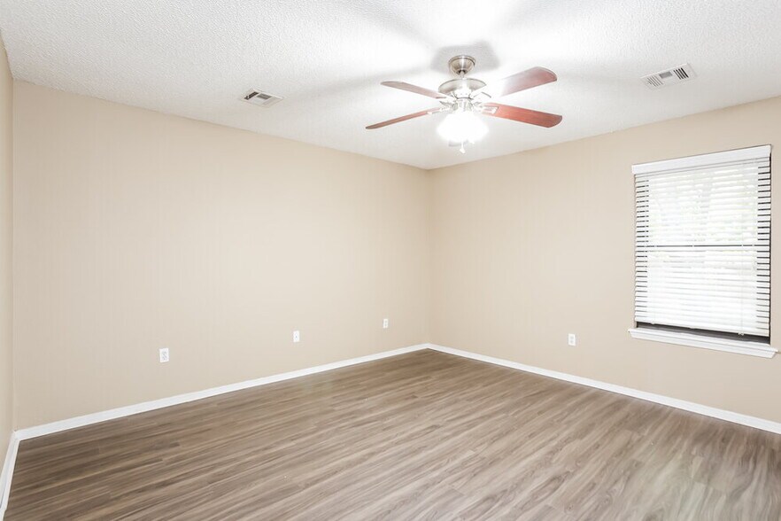 Building Photo - 501 Ramblin Oaks Dr