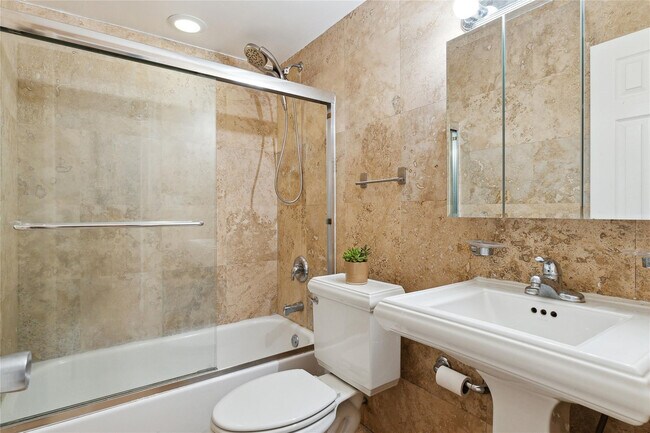 Building Photo - 1470 N Dixie Hwy