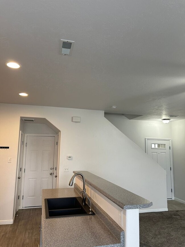 Building Photo - Impressive Remodeled 2 Bed 2 Bath Townhome