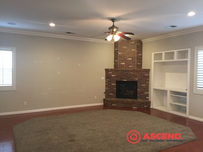 Building Photo - Charming Home in Olive Dr Area!