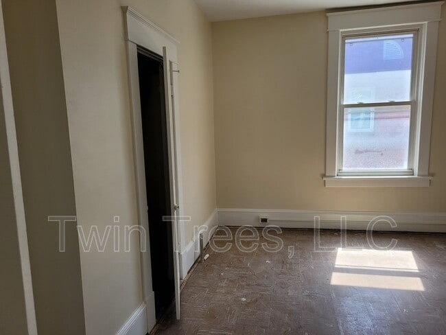 Building Photo - 1073 Chicago Ave