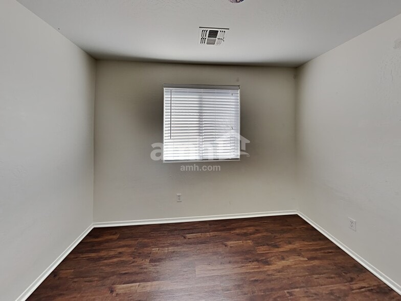 Building Photo - 10131 E Isleta Ave