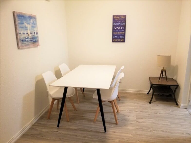 Building Photo - 6646 E Lovers Ln