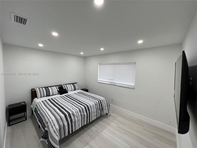 Building Photo - 1910 Thomas St