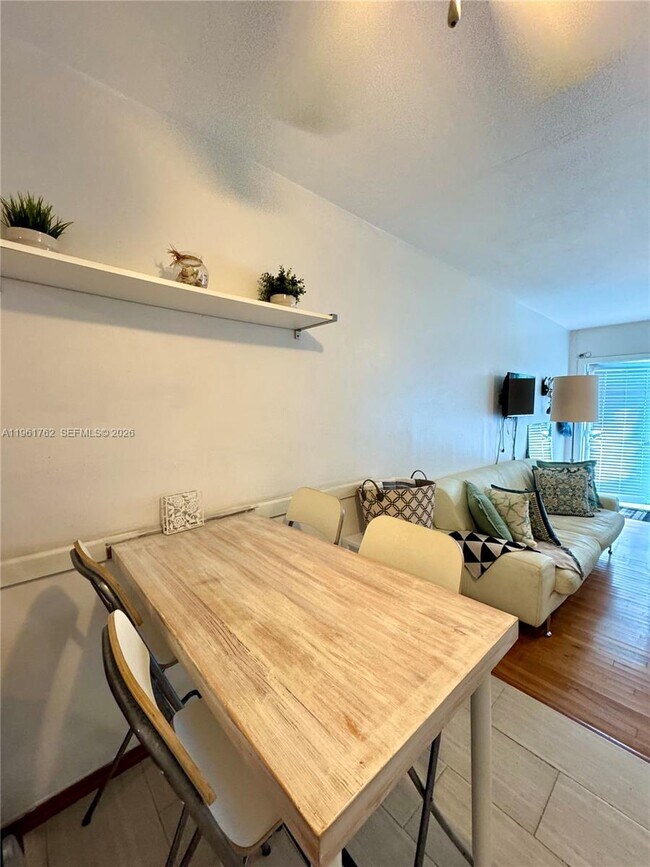 Building Photo - 401 Collins Ave