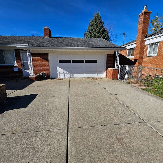 Building Photo - 3 Bedroom, 1.5 Bath Brick Ranch. Huge Great Room and Living Room. Big Kitchen, Backyard with Deck...