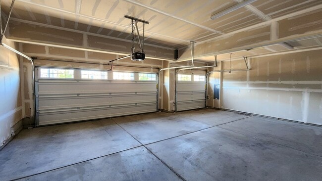 Building Photo - Luxury living in Lacey!
