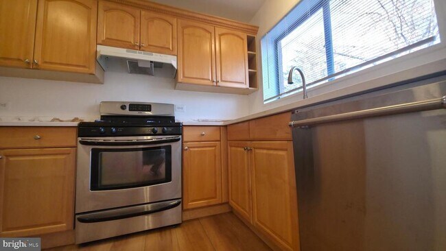 Building Photo - 10636 Montrose Ave