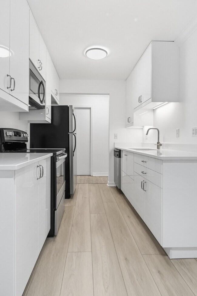 Building Photo - 821 Douglas Ave