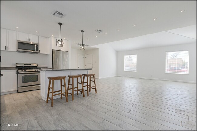 Building Photo - 8617 Darlina Dr