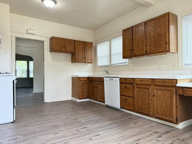 Building Photo - Endearing 3/1 Available!