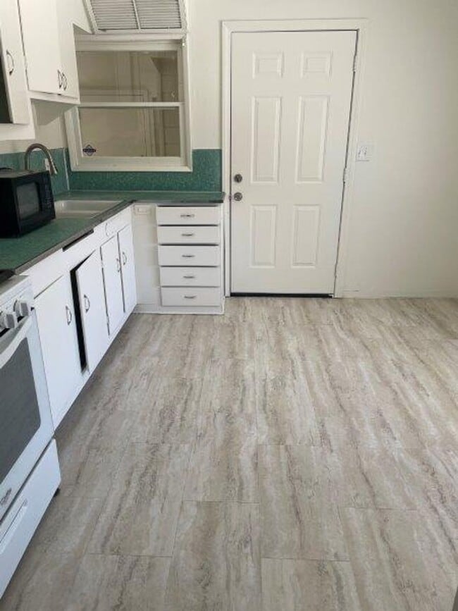Building Photo - 2 Bed +1 Bath SINGLE FAMILY HOME + HUGE ba...