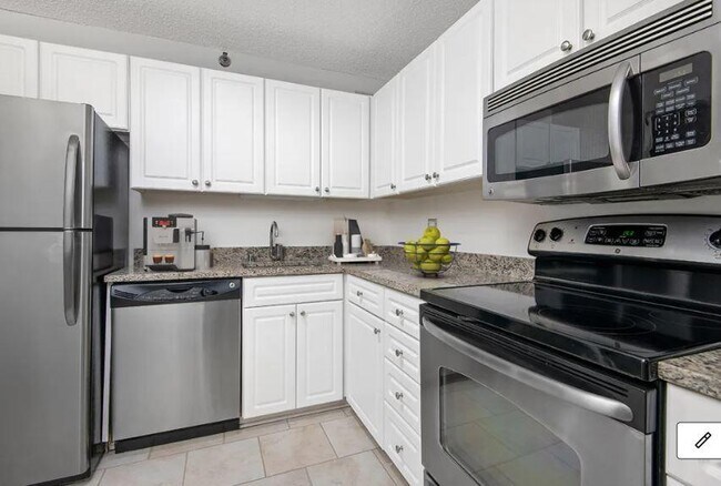 Building Photo - 2 bedroom in Chicago IL 60611