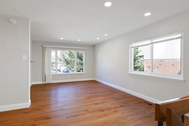 Primary Photo - ??? RECENTLY UPDATED, 2 BEDROOMS AND 3 BAT...