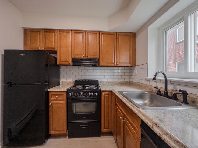 2 Bedroom Apartment | Baltimore Building - Folcroft Gardens Apartments