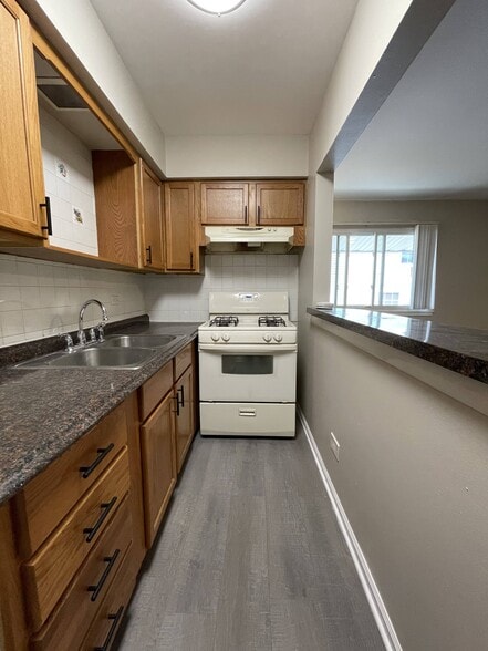 Building Photo - 565 Sidney Ave