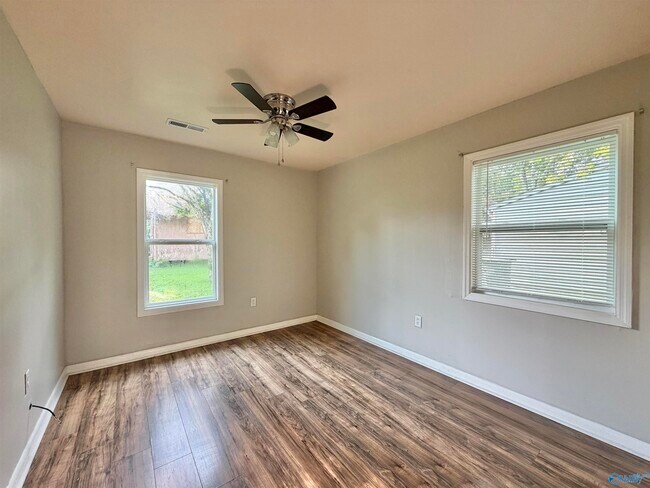 Building Photo - 2110 Fernbrook Dr NE